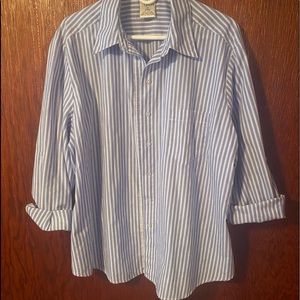 Beautiful blue and white stripe blouse 💙🤍